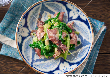 螢火魷魚和韭菜沙拉，佐以醋味噌，一道春季小吃。 137641217