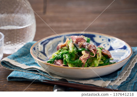 螢火魷魚和韭菜沙拉，佐以醋味噌，一道春季小吃。 137641218