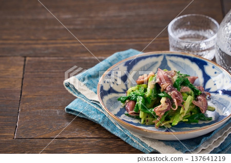 螢火魷魚和韭菜沙拉，佐以醋味噌，一道春季小吃。 137641219