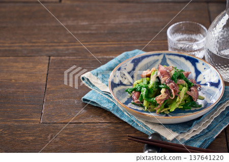 螢火魷魚和韭菜沙拉，佐以醋味噌，一道春季小吃。 137641220