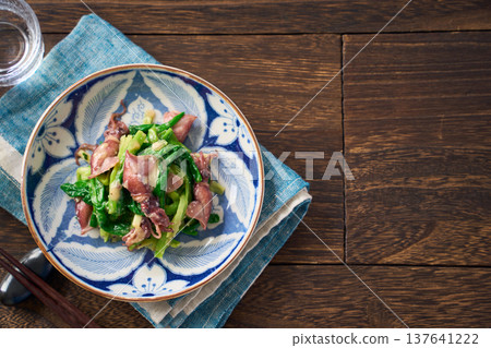 螢火魷魚和韭菜沙拉，佐以醋味噌，一道春季小吃。 137641222