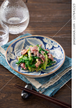 螢火魷魚和韭菜沙拉，佐以醋味噌，一道春季小吃。 137641223