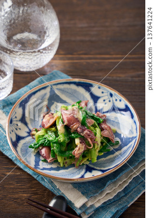 螢火魷魚和韭菜沙拉，佐以醋味噌，一道春季小吃。 137641224