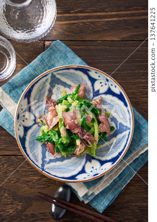 螢火魷魚和韭菜沙拉，佐以醋味噌，一道春季小吃。 137641225