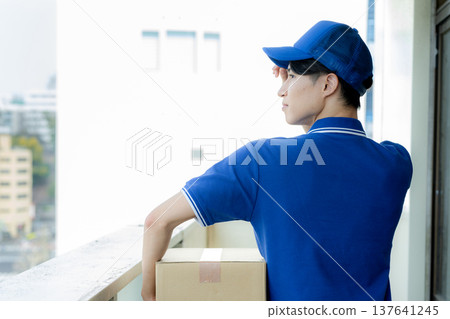 一位正在送貨的年輕人。 一位正在送貨的年輕人。 137641245
