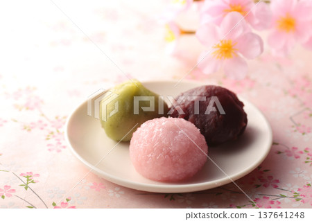 Sakura mochi is a traditional Japanese sweet eaten in spring. 137641248