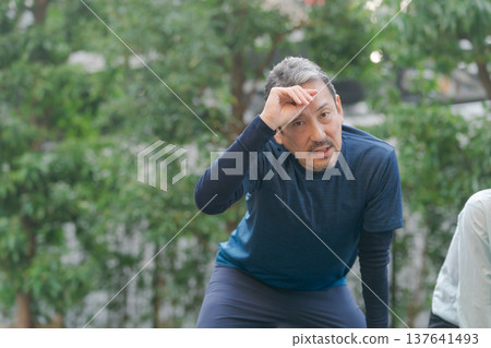 一對慢跑後疲憊的夫婦 137641493