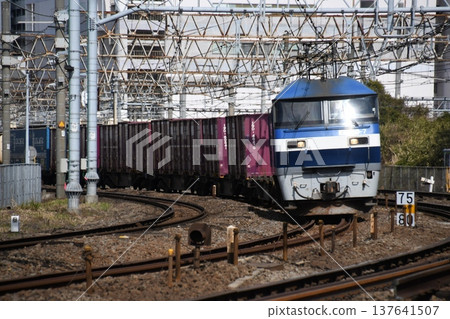 一列貨運列車正駛過大船站。 137641507