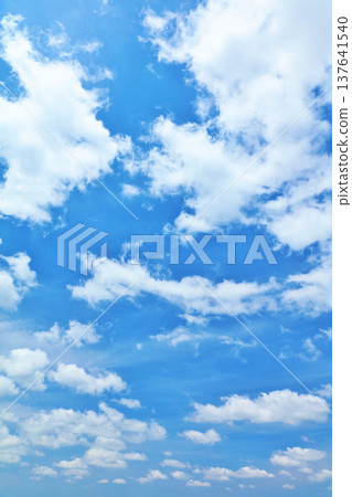 夏天藍天和雲彩 夏天藍天和雲彩 137641540