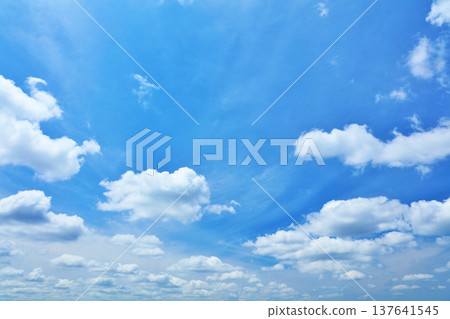 夏天藍天和雲彩 137641545