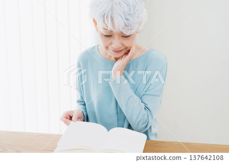 Senior woman reading 137642108