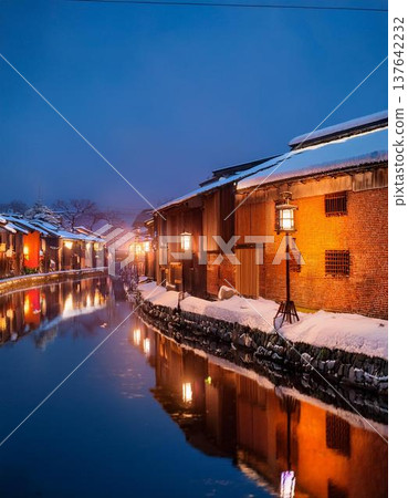 canal on a snowy night 137642232