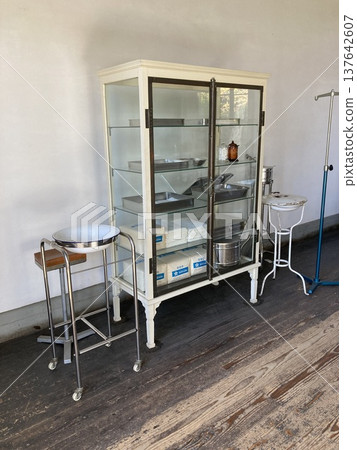 舊醫院發現的醫用櫃(醫用架) 舊醫院發現的醫用櫃(醫用架) 137642607