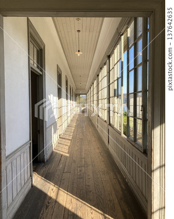 一棟老式西式建築的走廊 137642635
