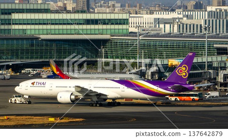 Thai Airways, Haneda Airport, airplane pushback 137642879