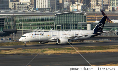 Lufthansa Airlines Haneda Airport plane running Lufthansa Airlines Haneda Airport plane running 137642985