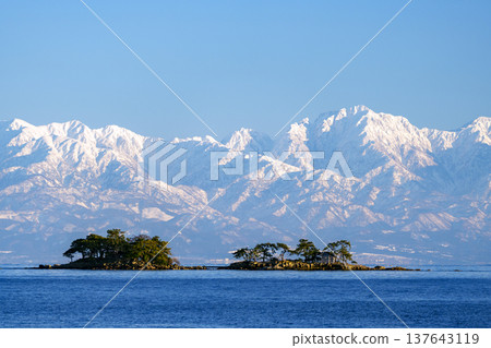 從這裡可以欣賞到漂浮在富山灣中的阿武島和立山山脈的壯麗景色。 從這裡可以欣賞到漂浮在富山灣中的阿武島和立山山脈的壯麗景色。 137643119