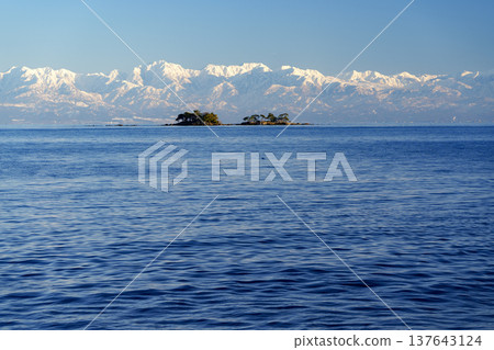 從這裡可以欣賞到漂浮在富山灣中的阿武島和立山山脈的壯麗景色。 從這裡可以欣賞到漂浮在富山灣中的阿武島和立山山脈的壯麗景色。 137643124