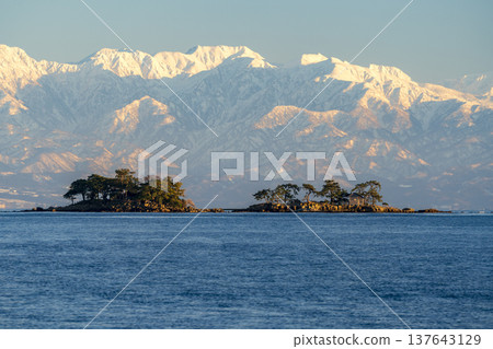 從這裡可以欣賞到漂浮在富山灣中的阿武島和立山山脈的壯麗景色。 從這裡可以欣賞到漂浮在富山灣中的阿武島和立山山脈的壯麗景色。 137643129