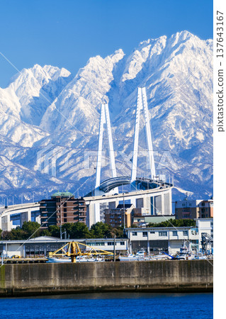 從名護之浦橋可以欣賞到新港大橋和立山山脈的壯麗景色。 從名護之浦橋可以欣賞到新港大橋和立山山脈的壯麗景色。 137643167