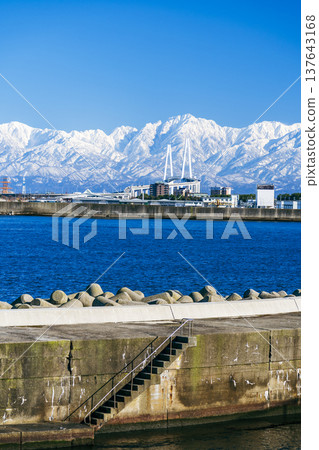 從名護之浦橋可以欣賞到新港大橋和立山山脈的壯麗景色。 從名護之浦橋可以欣賞到新港大橋和立山山脈的壯麗景色。 137643168