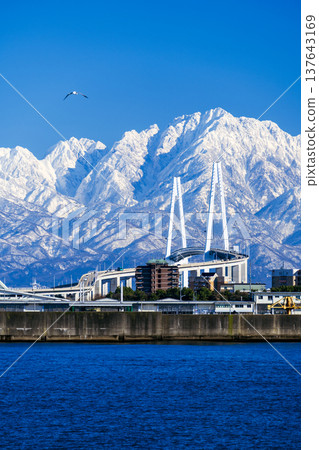 從名護之浦橋可以欣賞到新港大橋和立山山脈的壯麗景色。 從名護之浦橋可以欣賞到新港大橋和立山山脈的壯麗景色。 137643169