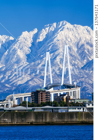 從名護之浦橋可以欣賞到新港大橋和立山山脈的壯麗景色。 137643171