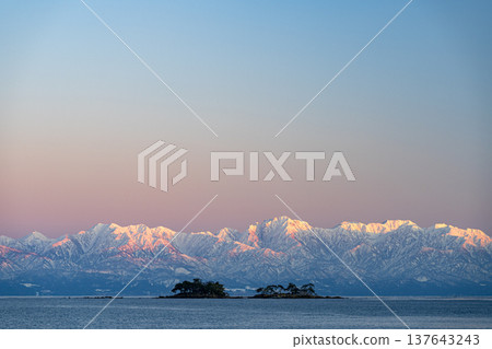 從這裡可以欣賞到漂浮在富山灣中的阿武島和立山山脈的壯麗景色。 從這裡可以欣賞到漂浮在富山灣中的阿武島和立山山脈的壯麗景色。 137643243