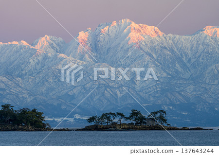 從這裡可以欣賞到漂浮在富山灣中的阿武島和立山山脈的壯麗景色。 從這裡可以欣賞到漂浮在富山灣中的阿武島和立山山脈的壯麗景色。 137643244