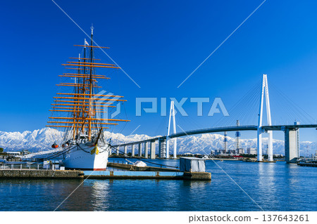 海之女神、海和丸、新港大橋和立山山脈 137643261