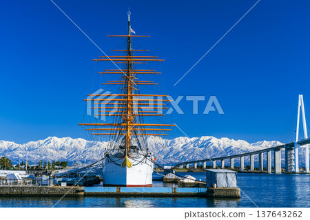 海之女神、海和丸、新港大橋和立山山脈 137643262