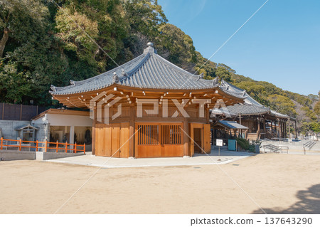 神戶、須磨寺、護摩堂在藍天的襯托下熠熠生輝 137643290