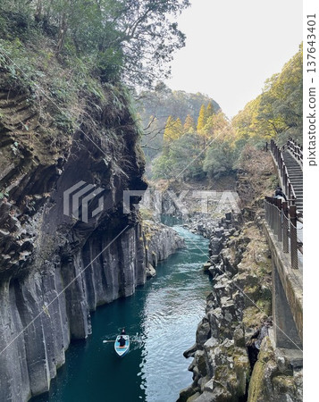 這是宮崎縣旅遊景點高千穗峽中,一艘船順流而下的景象。 這是宮崎縣旅遊景點高千穗峽中,一艘船順流而下的景象。 137643401