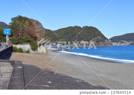 熊野海的二世石岩和鬼城城(七里美濱)(三重縣熊野市) 熊野海的二世石岩和鬼城城(七里美濱)(三重縣熊野市) 137643514