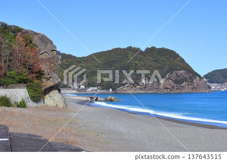 熊野灘(七里美濱)的假獅子岩(人面岩)和鬼城(三重縣熊野市) 熊野灘(七里美濱)的假獅子岩(人面岩)和鬼城(三重縣熊野市) 137643515