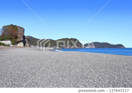 熊野海的獅子岩與鬼城城(七里美濱)(三重縣熊野市) 熊野海的獅子岩與鬼城城(七里美濱)(三重縣熊野市) 137643517
