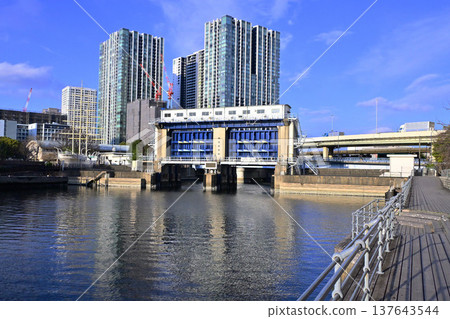 View of the Tennozu Floodgate from the Tennozu Canal promenade. View of the Tennozu Floodgate from the Tennozu Canal promenade. 137643544