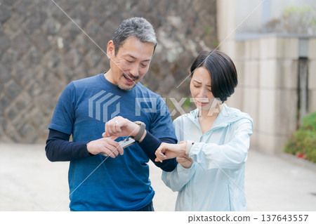 運動時,男男女女都在看手錶。 運動時,男男女女都在看手錶。 137643557