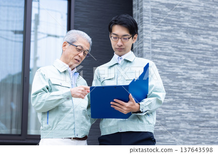 一家建築公司的高層正在和他的下屬開會。 137643598