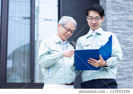 一家建築公司的高層正在和他的下屬開會。 137643599