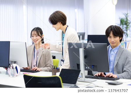 在商業辦公室工作的男女 137643707