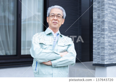 Portrait of a senior man wearing work clothes 137643720