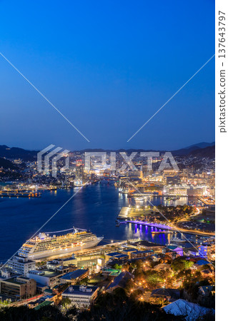 Night view from Nabekanmuriyama Park in winter, Nagasaki City, Nagasaki Prefecture 137643797