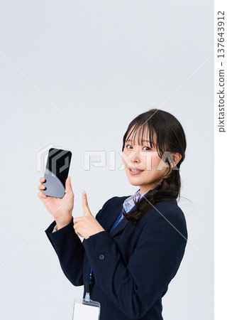 操作智能手機的女商人 137643912