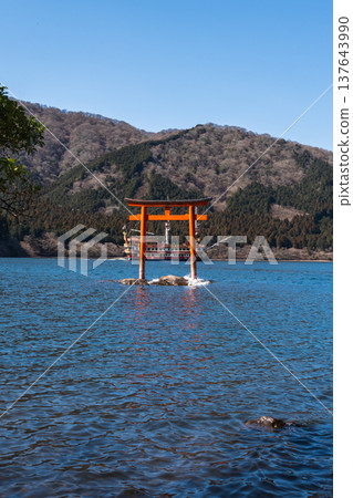 箱根蘆之湖水面上矗立著九頭龍神社的水下鳥居,旁邊還有一艘觀光船。 箱根蘆之湖水面上矗立著九頭龍神社的水下鳥居,旁邊還有一艘觀光船。 137643990