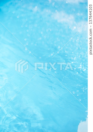 波光粼粼的水面，夏日色彩影像 137644103