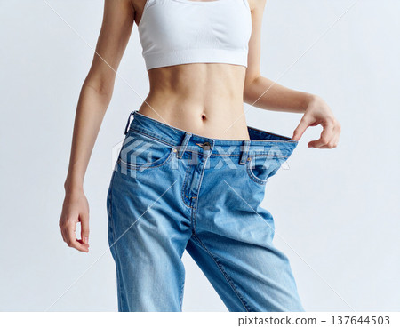 A woman who successfully lost weight: a slender waist 137644503