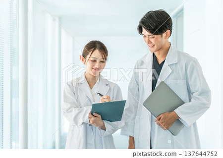 醫院走廊的醫生、醫生、醫護人員、醫生、藥劑師、科學家和研究人員的男女 137644752