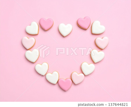 粉紅色和白色心形糖霜餅乾，適合烘焙。 137644821