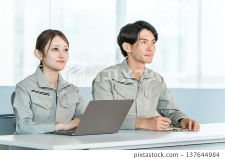 Female engineers, technicians, and workers who participate in meetings, seminars, and study sessions in factories, companies, and conference rooms Female engineers, technicians, and workers who participate in meetings, seminars, and study sessions in factories, companies, and conference rooms 137644984